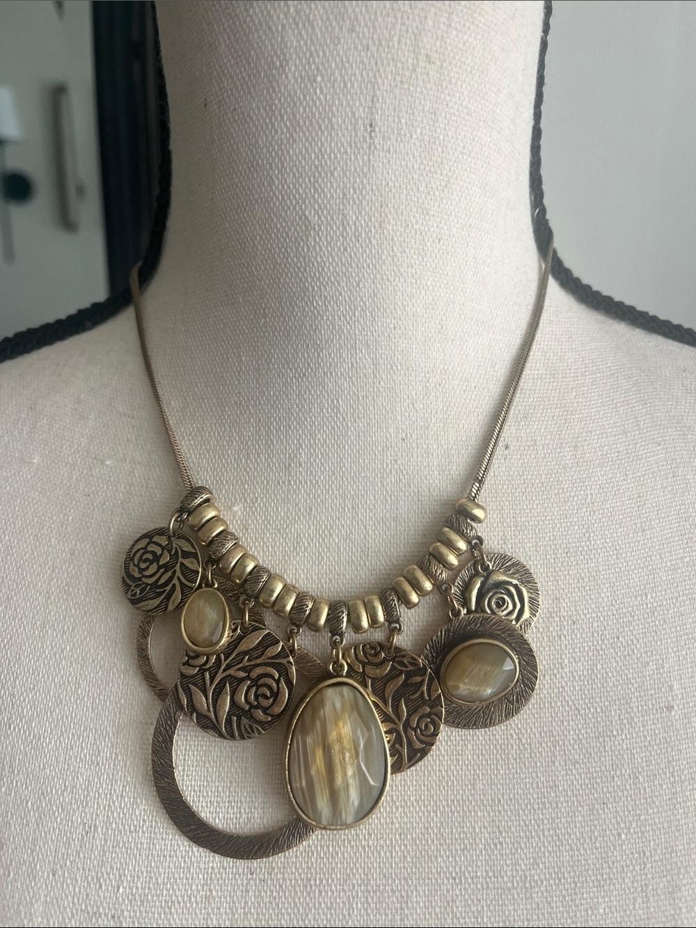 Vintage-Style Gold Statement Necklace with Stone Accents